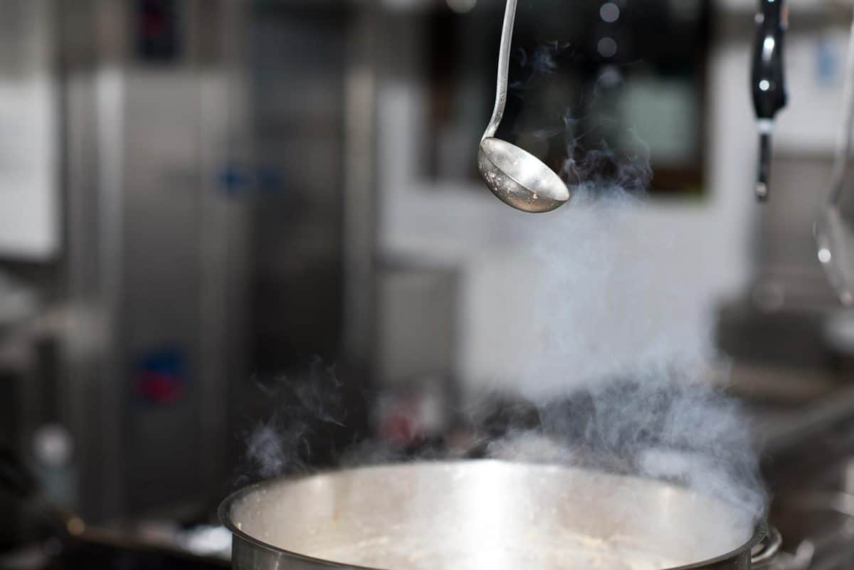 蒸汽在厨房烹饪锅雷电竞官网网址