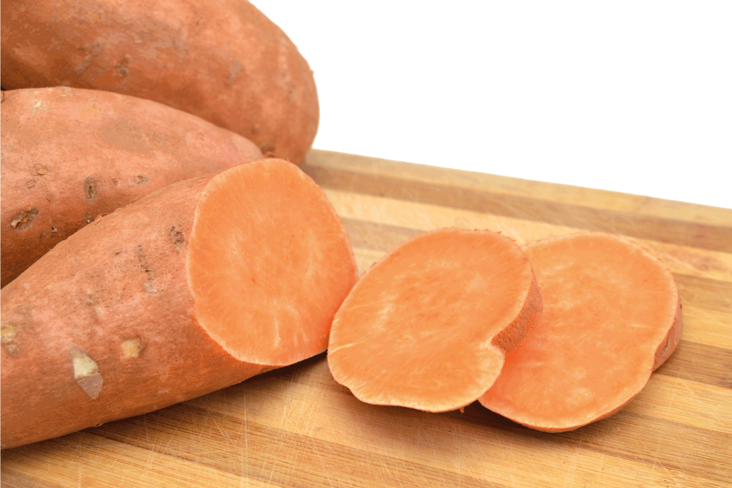 甜土豆片孤立在木板上