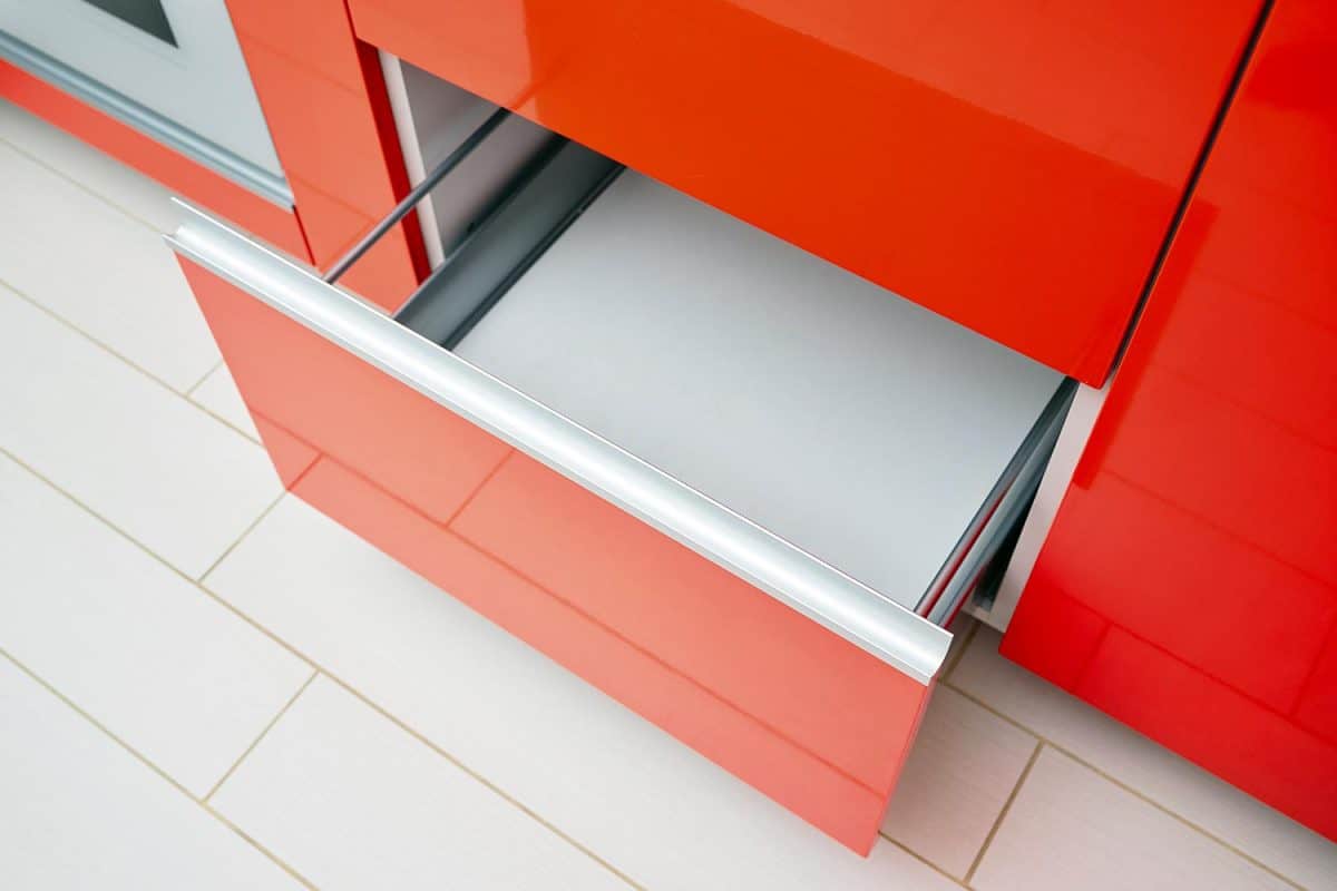 高档枫红色厨房抽屉的盘子或盘子货架柜雷电竞官网网址