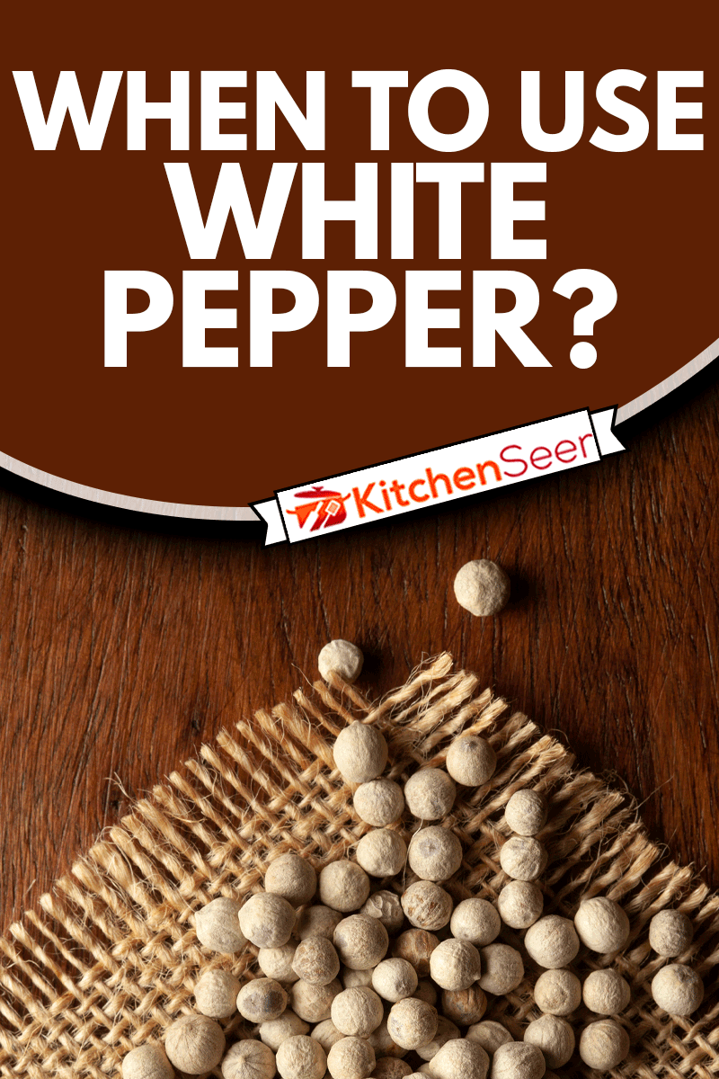 宏观的特写有机白花椒(Piper初步)木制背景和黄麻垫、何时使用白胡椒粉吗?”width=