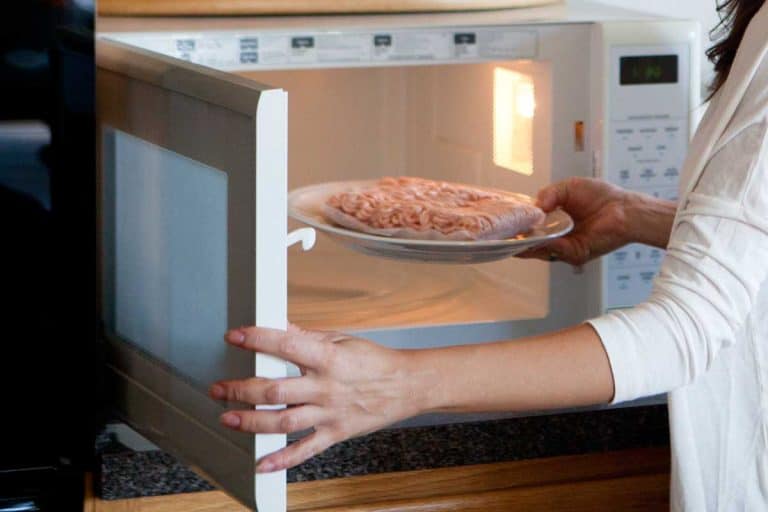 女人在厨房做饭使用微波,微波的三聚氰胺可以雷电竞官网网址?