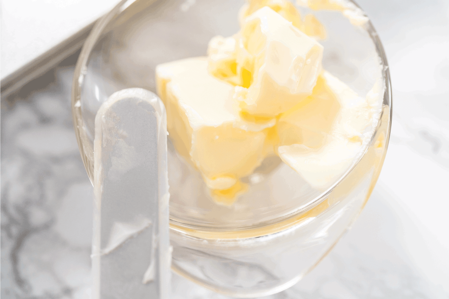 少量的黄油刀对玻璃容器