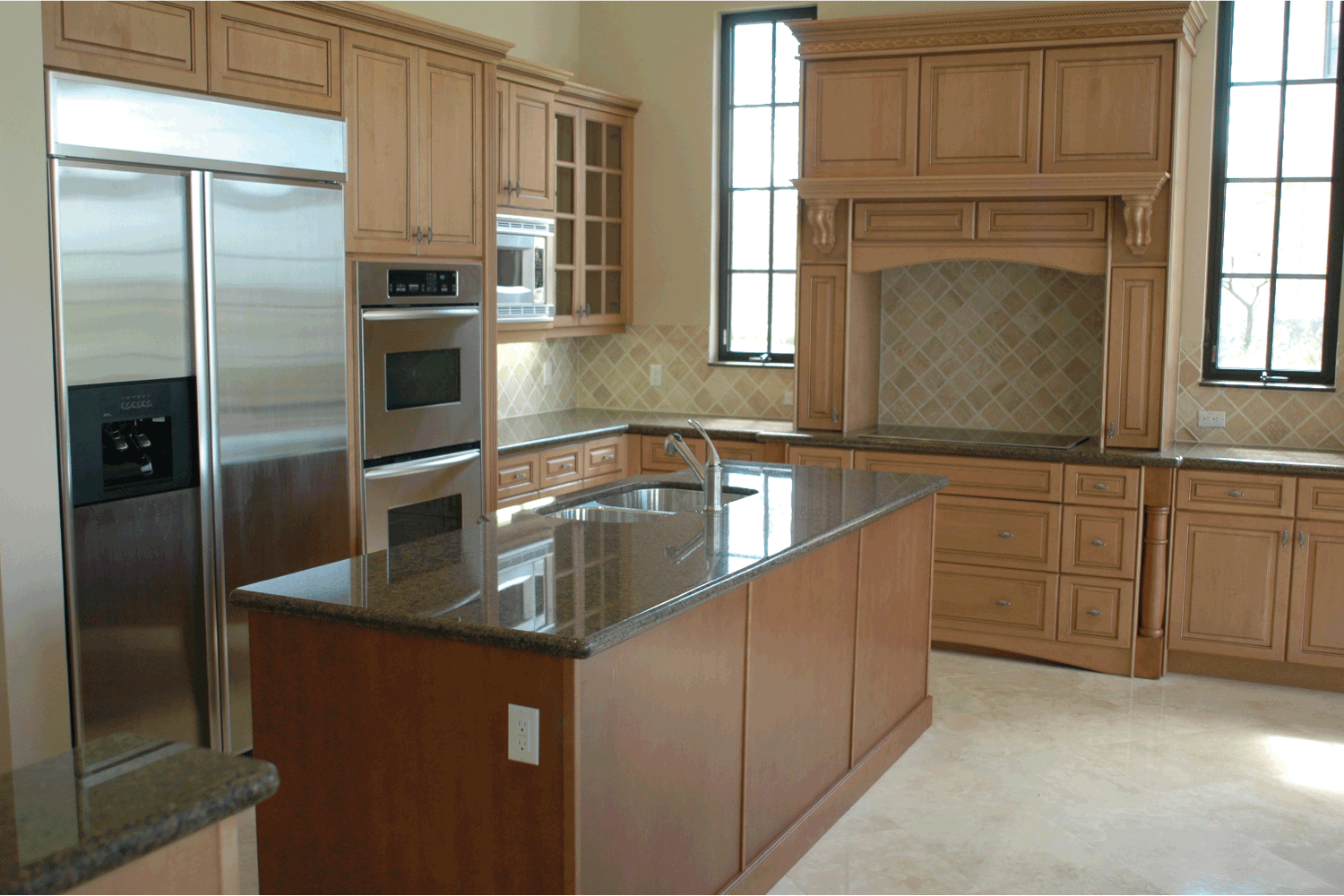 光明与黑暗木橱柜在明亮的厨房雷电竞官网网址