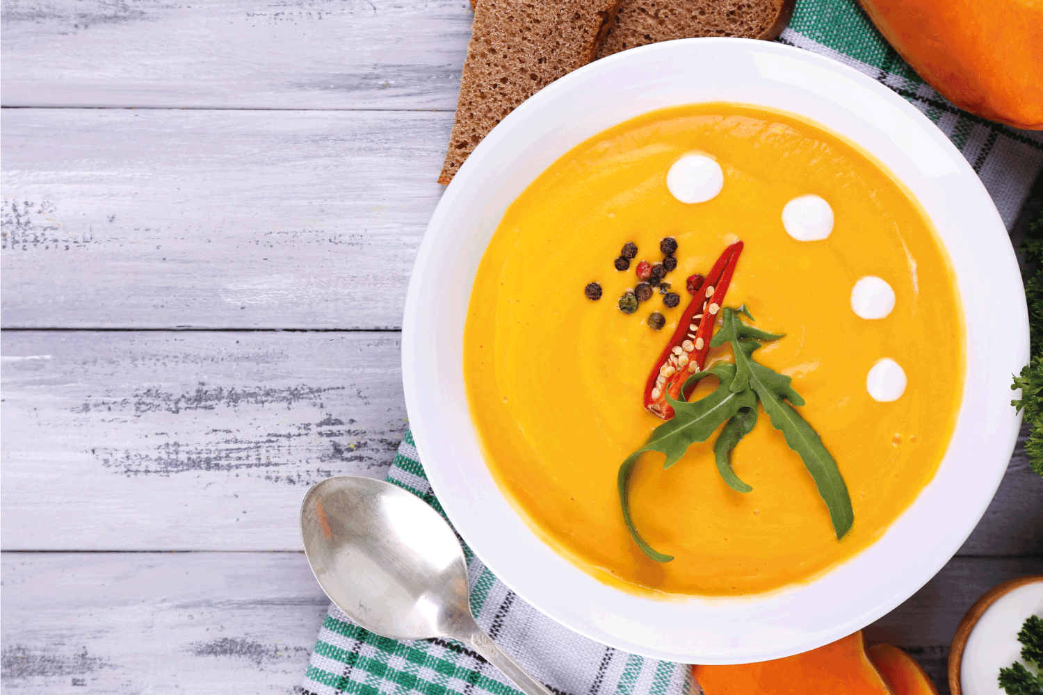 南瓜汤装在白色的碗里，配上装饰
