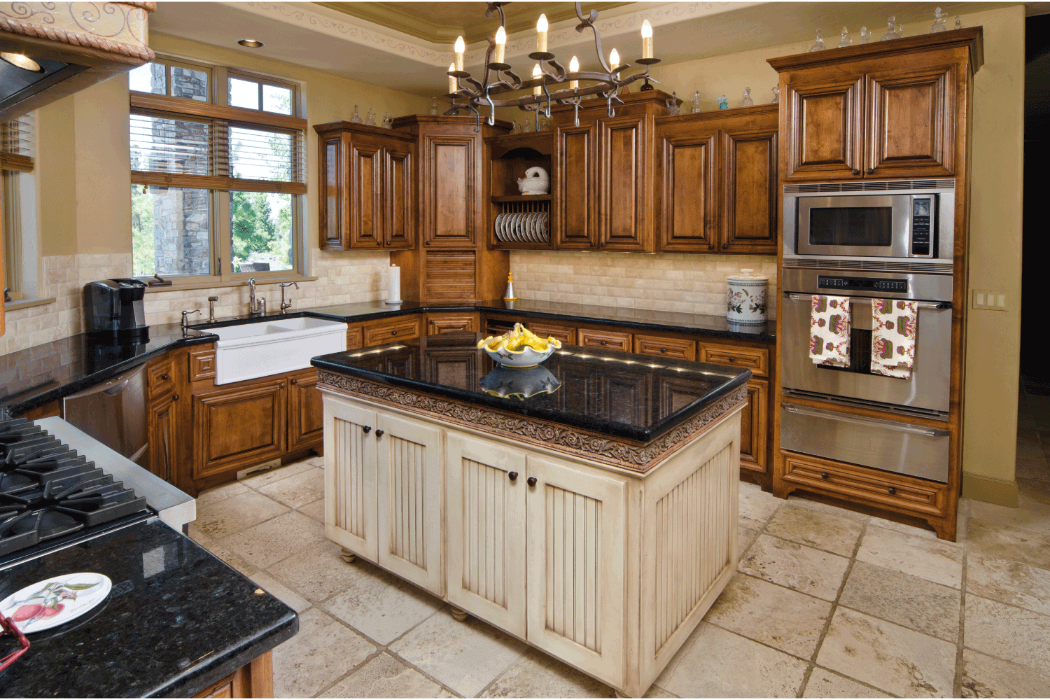 两个音调农家厨房岛,花岗岩台面,木制的雷电竞官网网址橱柜雷竞技官网rb