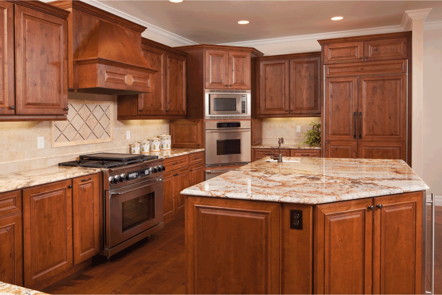 木头和微妙的粉红色在厨房的柜子里雷电竞官网网址