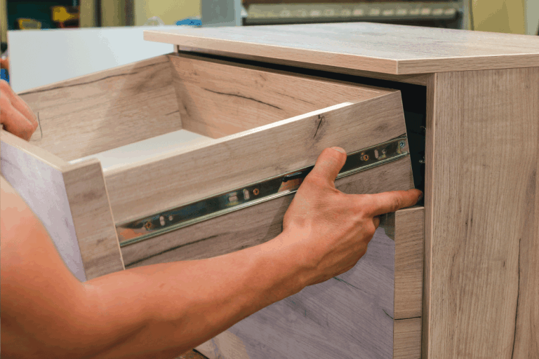 工人完成组装的mdf家具抽屉盒。如何添加在厨房橱柜抽屉吗雷电竞官网网址