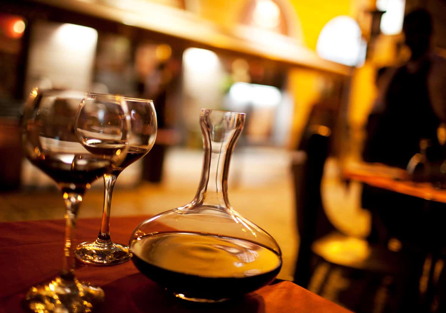 《品醇客》杂志介绍,两杯红酒。