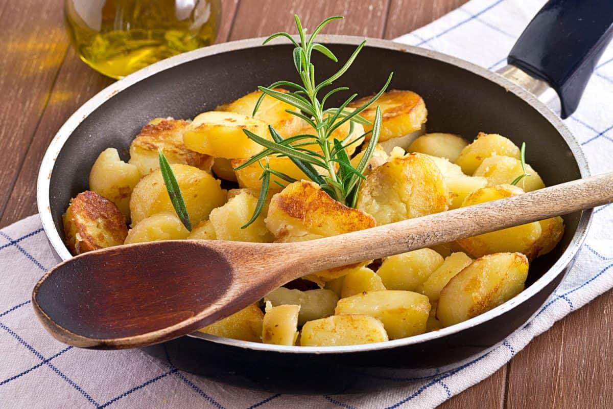 一个锅牛至和烤土豆