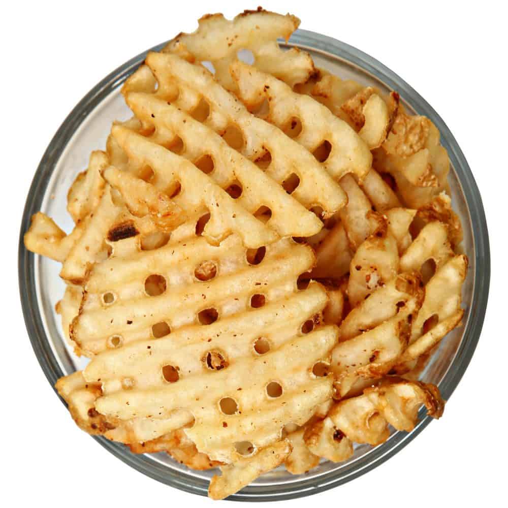 盛在碗上的一小碗华夫饼薯条