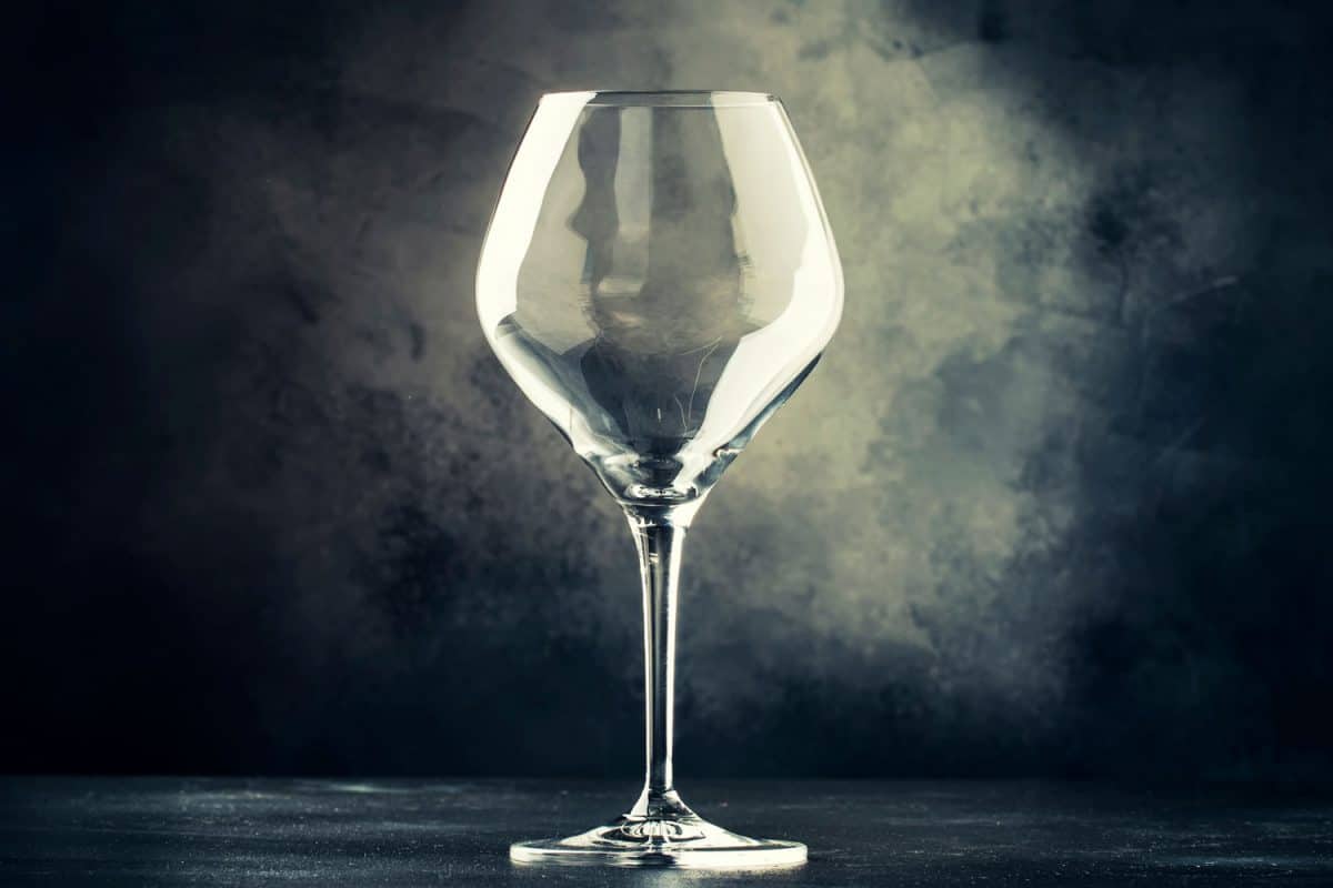 一本厚厚的灰色背景空酒杯