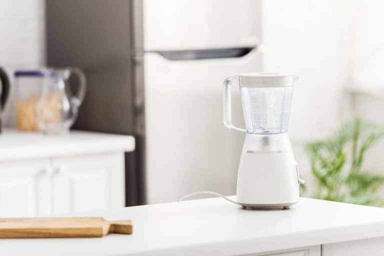 白色的搅拌机的花岗岩厨房台面,跨入搅拌器不工作——做什么?雷电竞官网网址