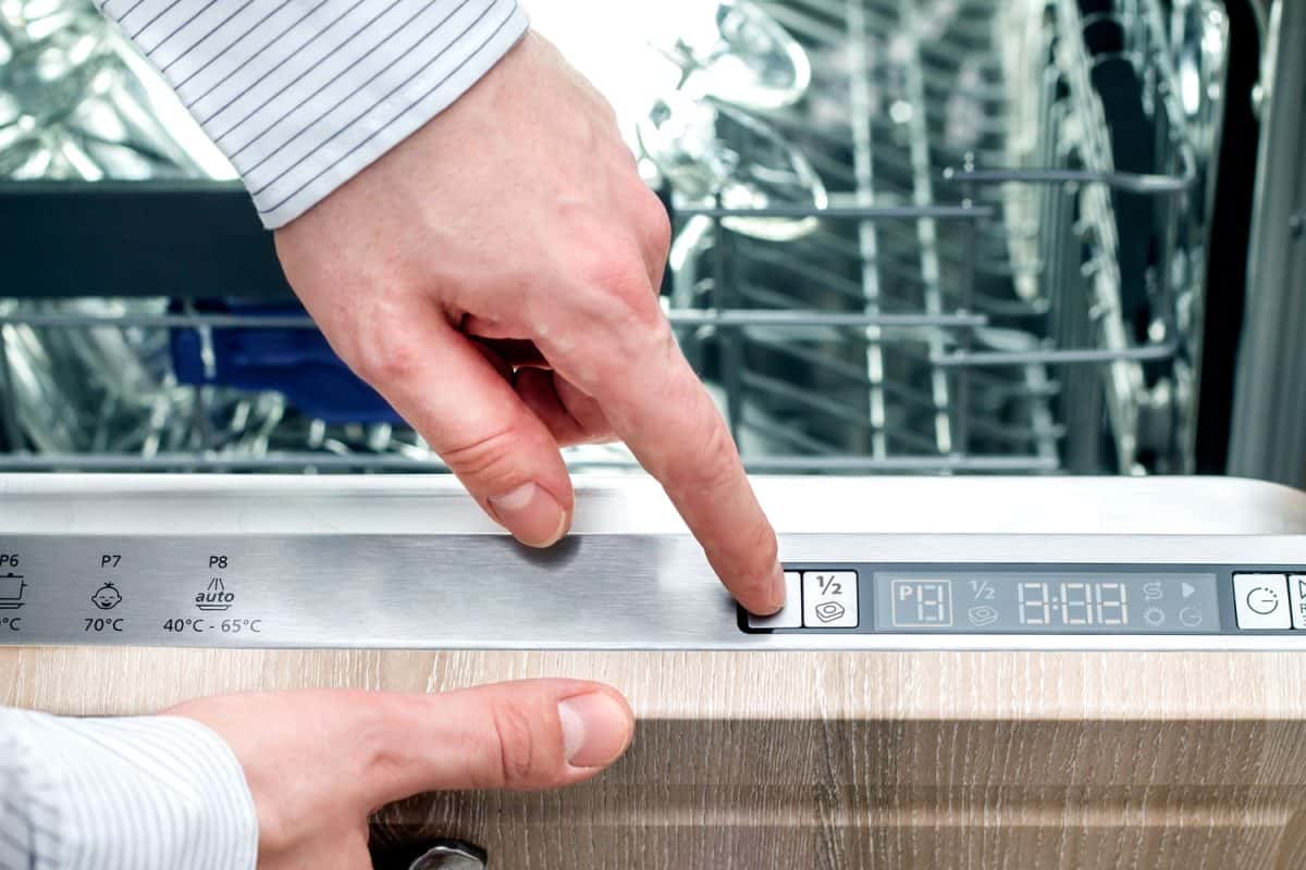 一个工人设置洗碗机的程序