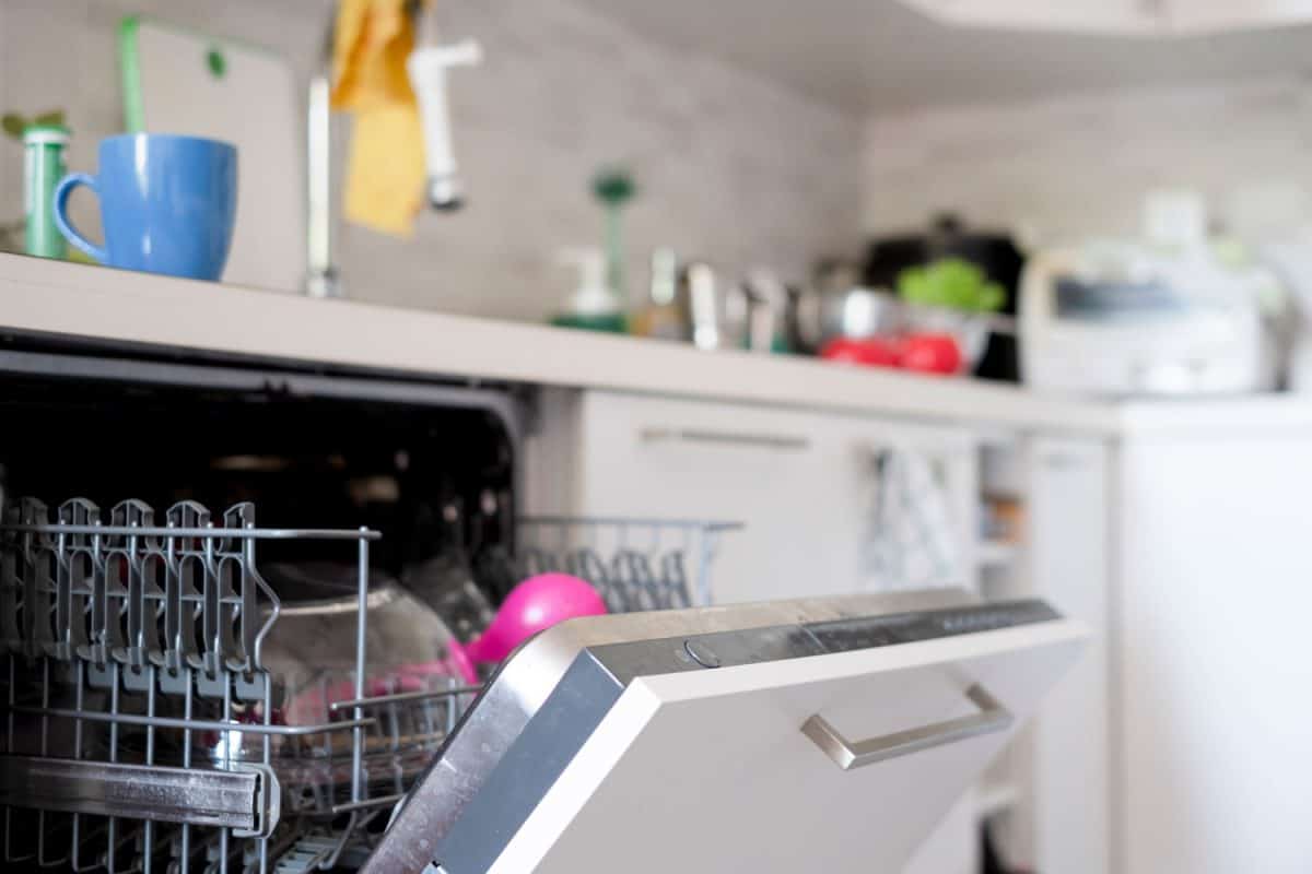 打开洗碗机的近距离照片