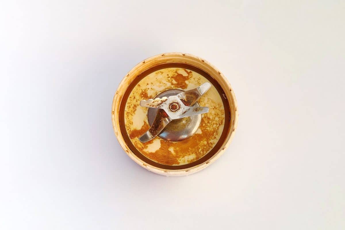 搅拌器架上的搅拌器刀片，通常用于研磨香料，使它们变黄并开始老化