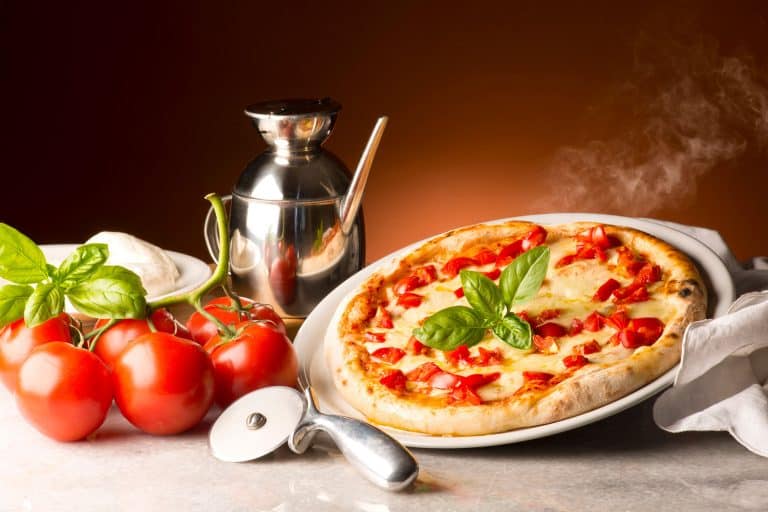 干酪披萨和成分表,比萨饼浇头应该奶酪上还是下?