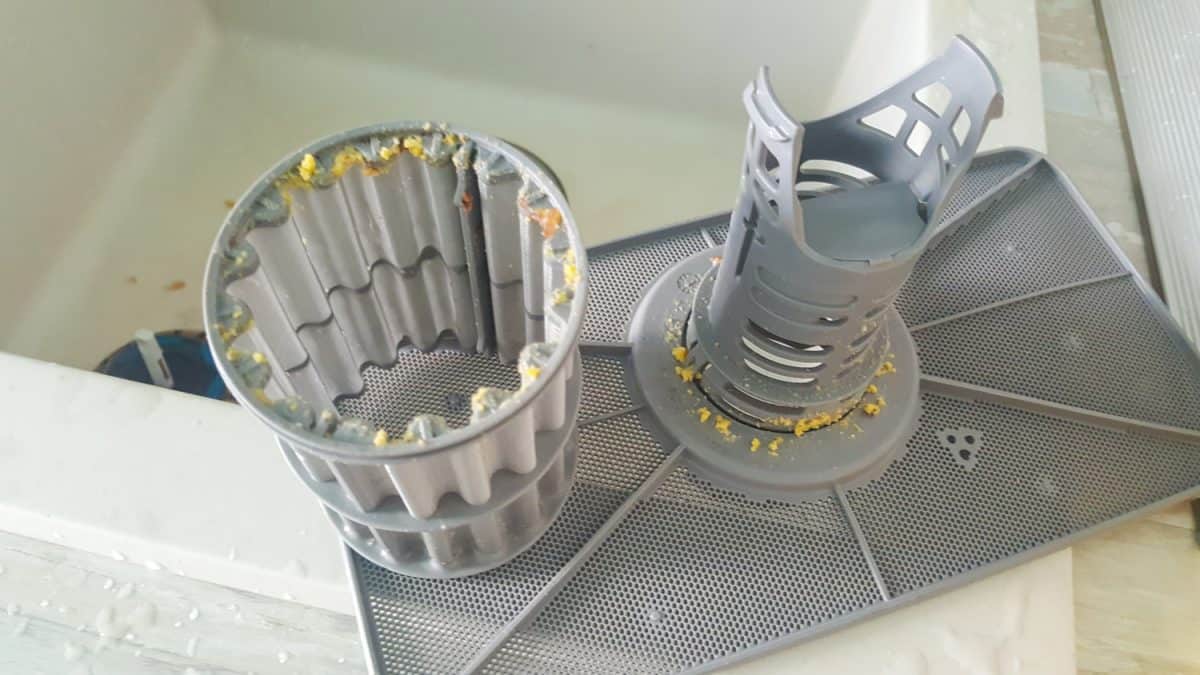 清洗肮脏的过滤器洗碗机的细节