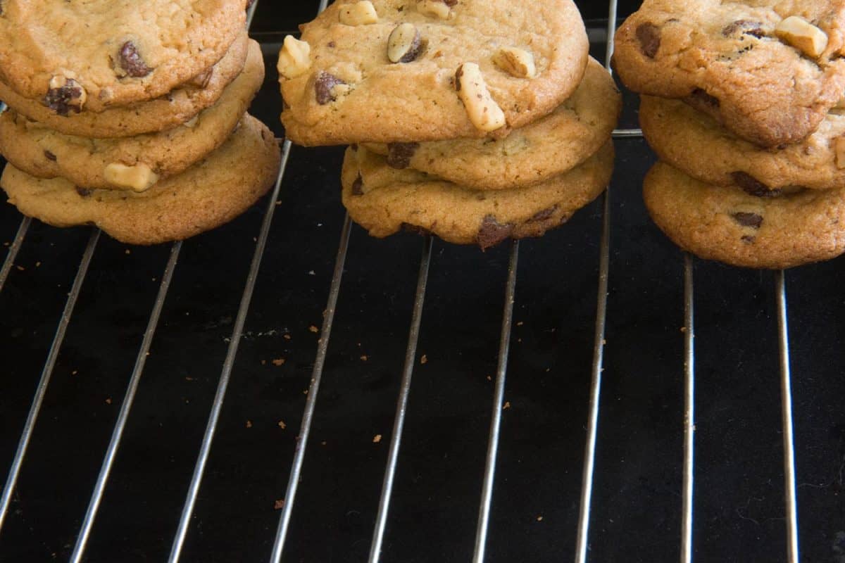 冷却架和三个栈的饼干