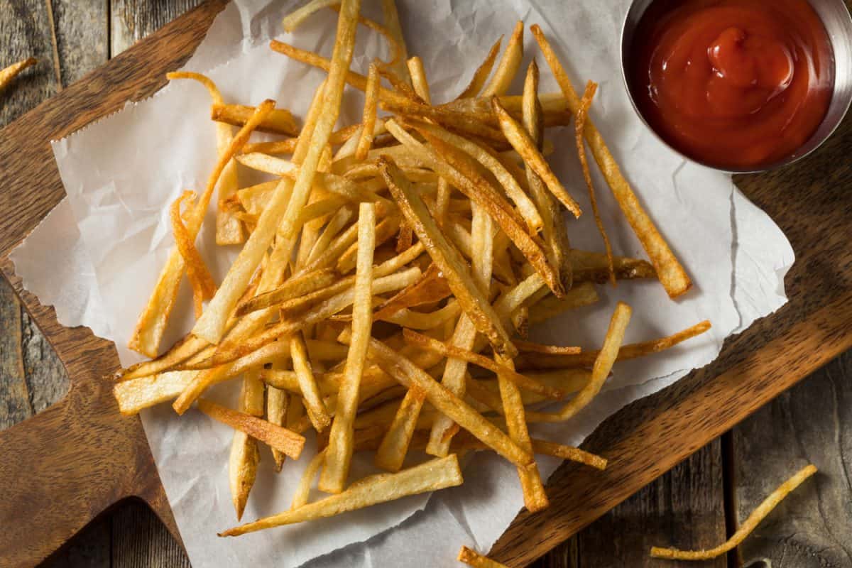 美味的薯条放在餐桌上