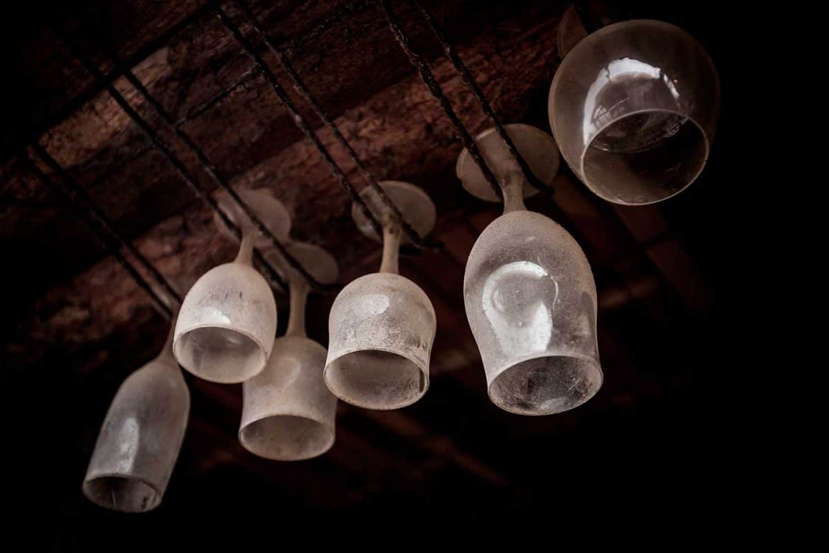 满是灰尘的酒杯倒挂着