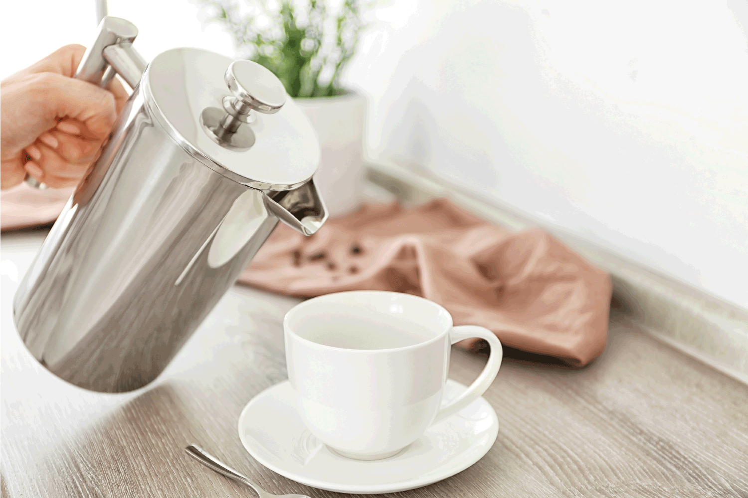 新鲜的咖啡从壶倒进杯子