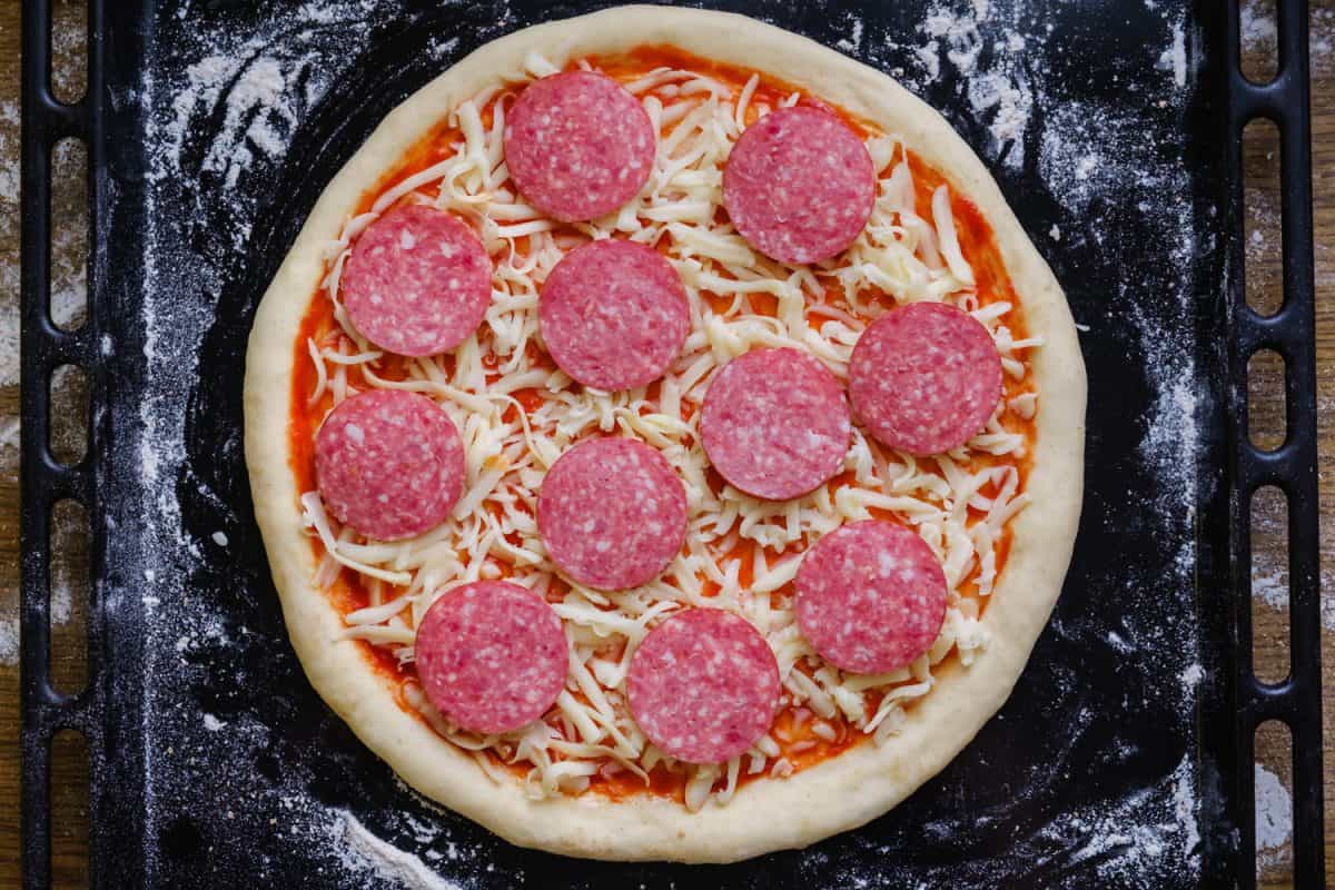 新鲜原汁原味的意大利生披萨，在烤箱的烤盘上以传统的方式准备