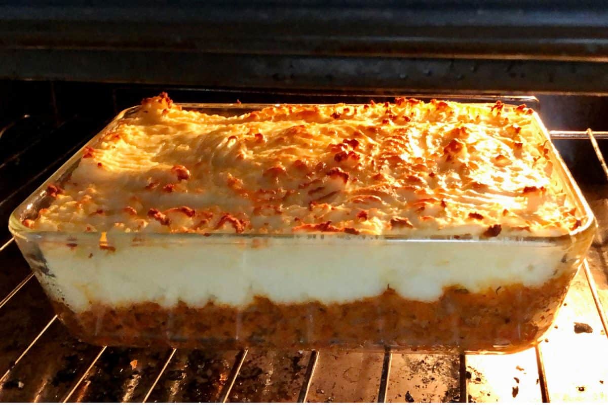 烤箱里刚烤好的牧羊人派