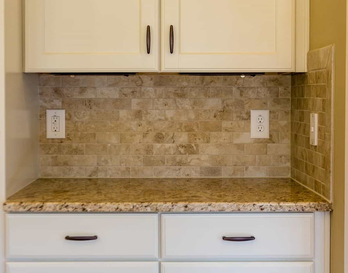 花岗岩柜台有白色的橱柜