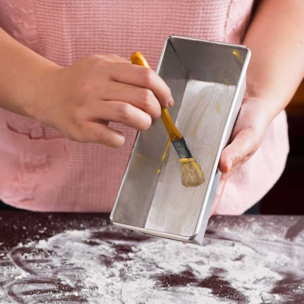 给烤蛋糕的烤盘上油