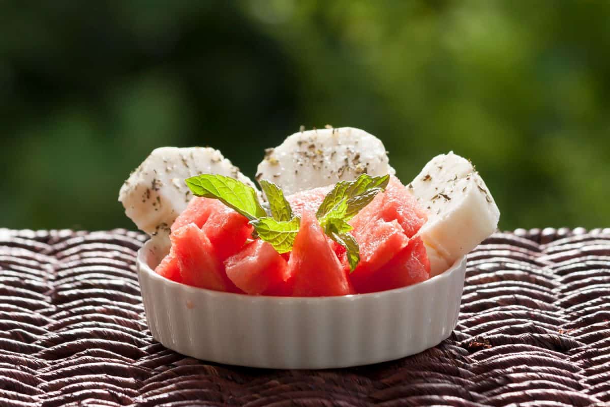 Halloumi奶酪和新鲜的甜瓜和薄荷