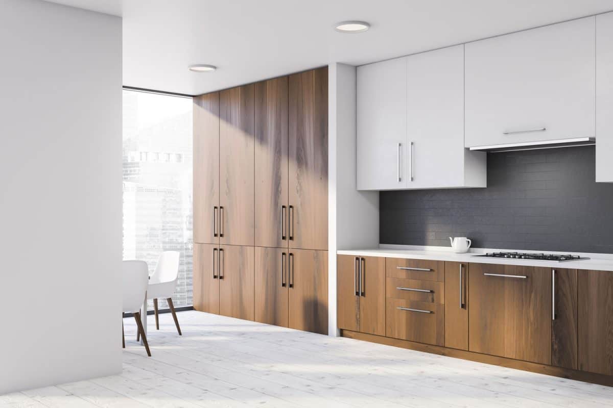 硬木厨房橱柜，白色雷电竞官网网址的浮动橱柜和白色的台面