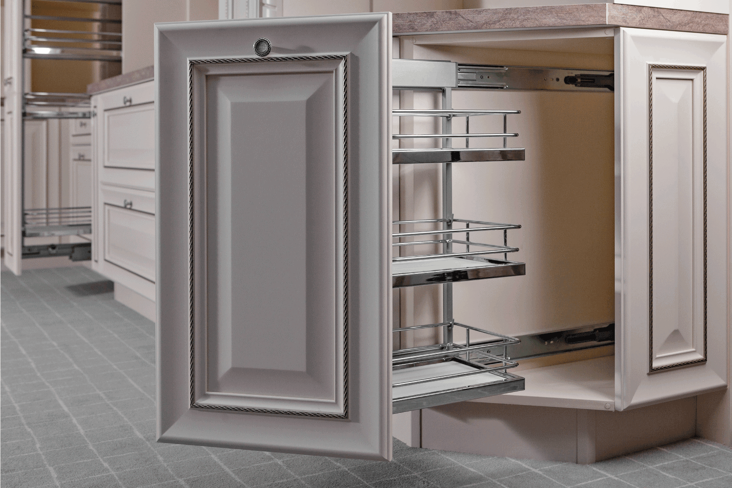 家庭内部。雷电竞官网网址厨房-打开的门与家具。木材和铬材料，现代设计