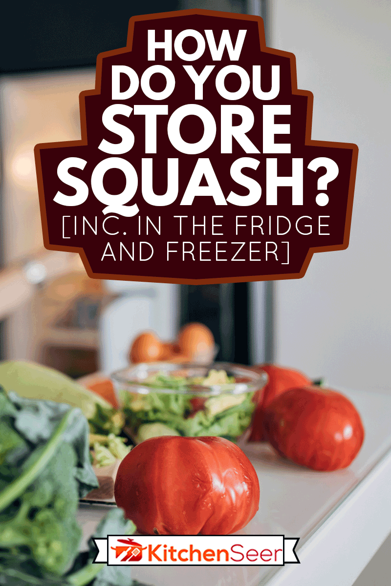 一位年轻漂亮的女士穿着便服在厨房准备素食沙拉，她从冰箱里拿出南瓜等食材，雷电竞官网网址《你如何储存南瓜?》[在冰箱和冰柜里的公司]