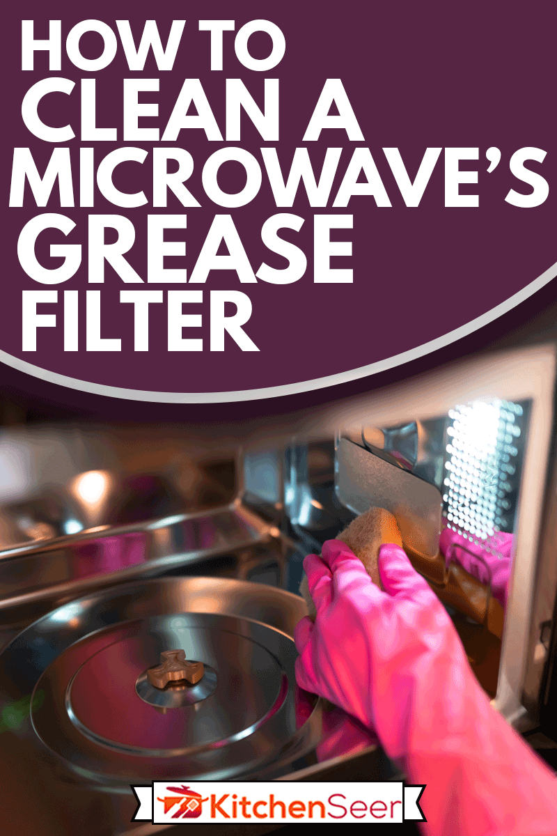 手伸进手套擦拭微波炉内部