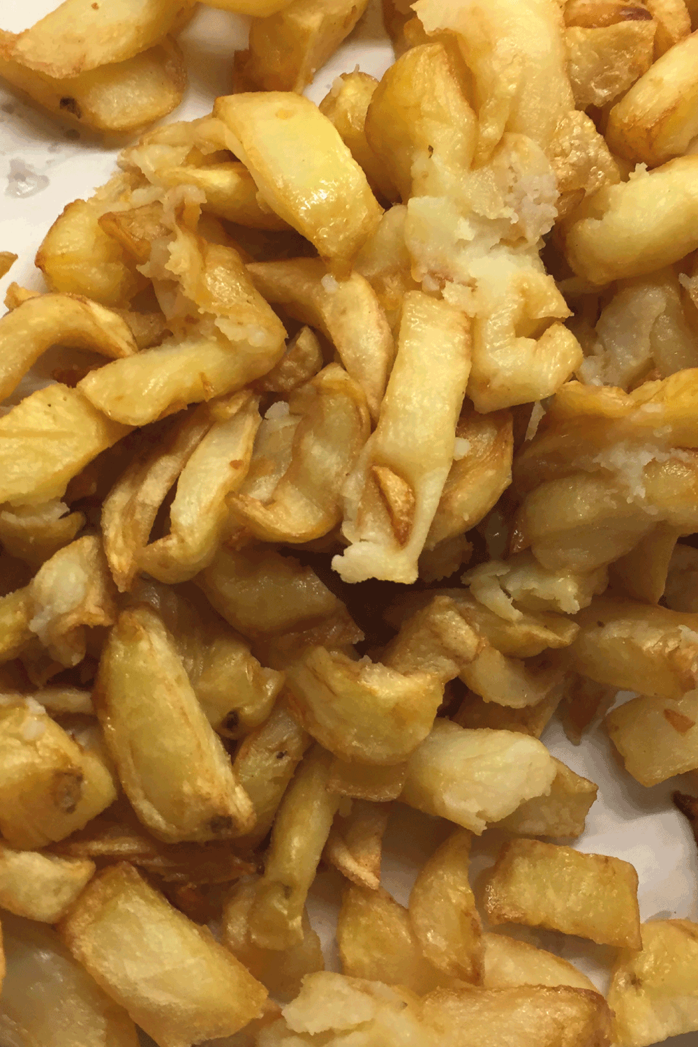 图像潮湿，松软油腻的薯条店的薯条。薯条外卖食品