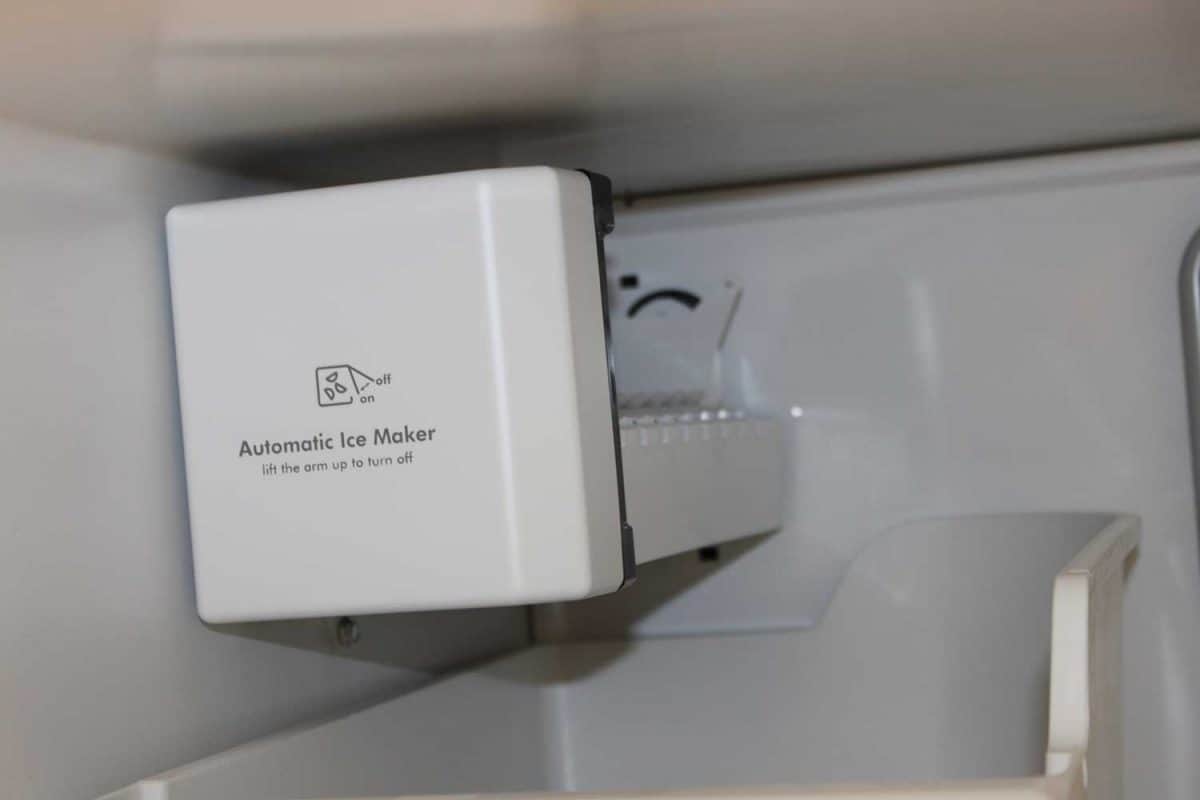 在装有制冰机的冰箱电器的新冷冻室里