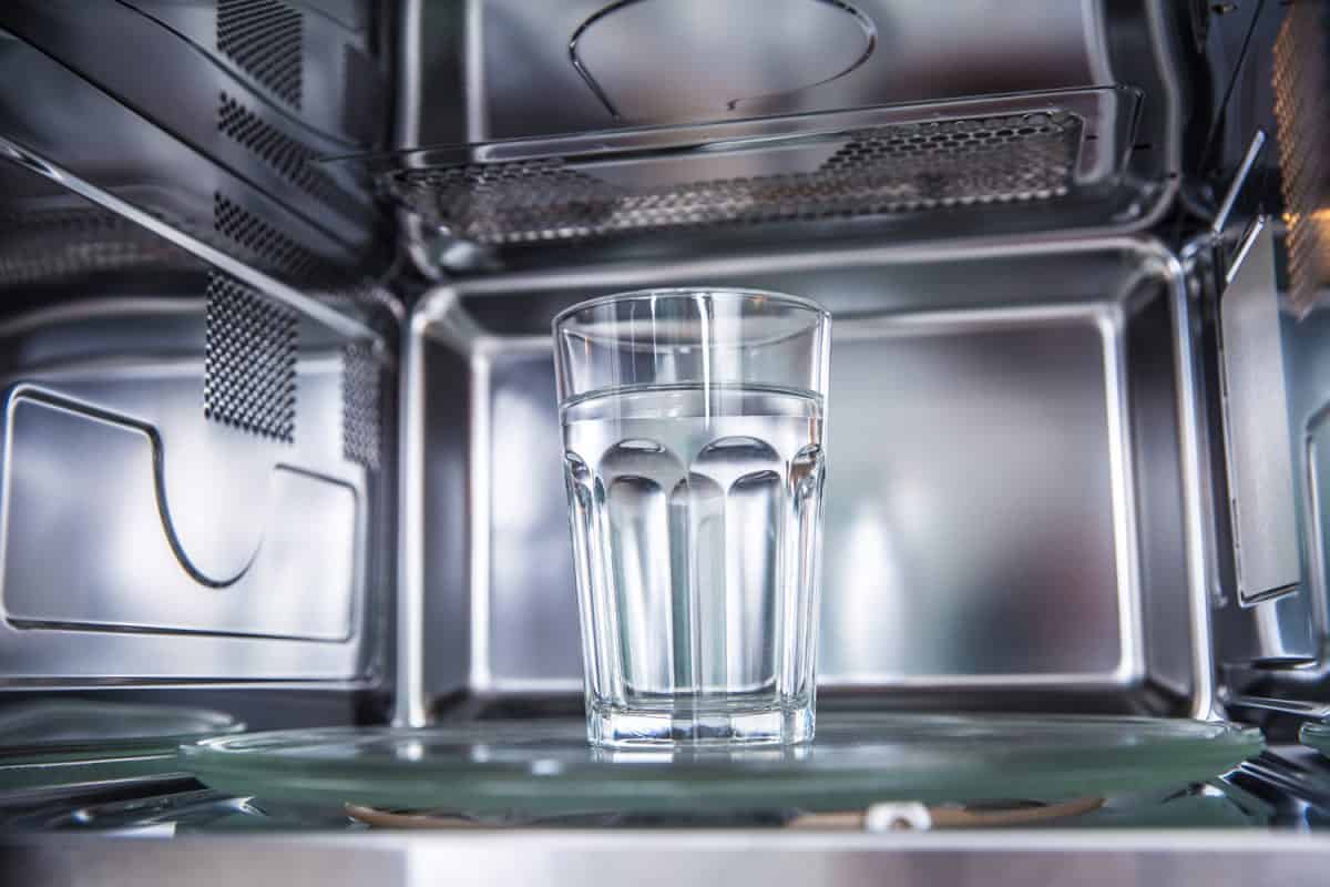 内观新干净不锈钢，微波炉用一杯纯净水。