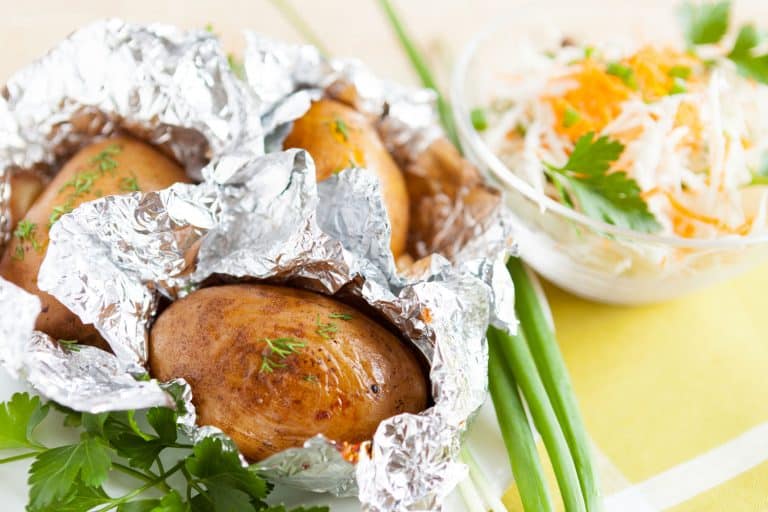 在箔夹克土豆烤,新鲜蔬菜使用‘空气锅’,你能把在忍者Foodi箔吗?