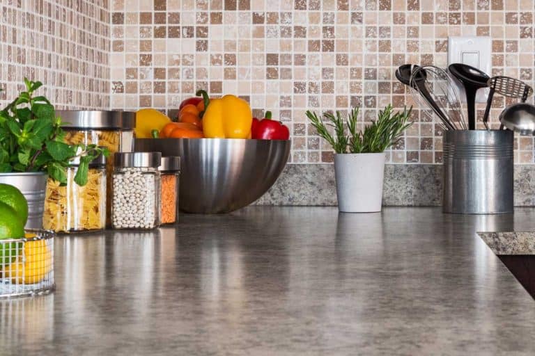 雷电竞官网网址厨房台面与食品和草药,11个惊人的厨房与花岗岩台面连壁想法雷竞技官网rb