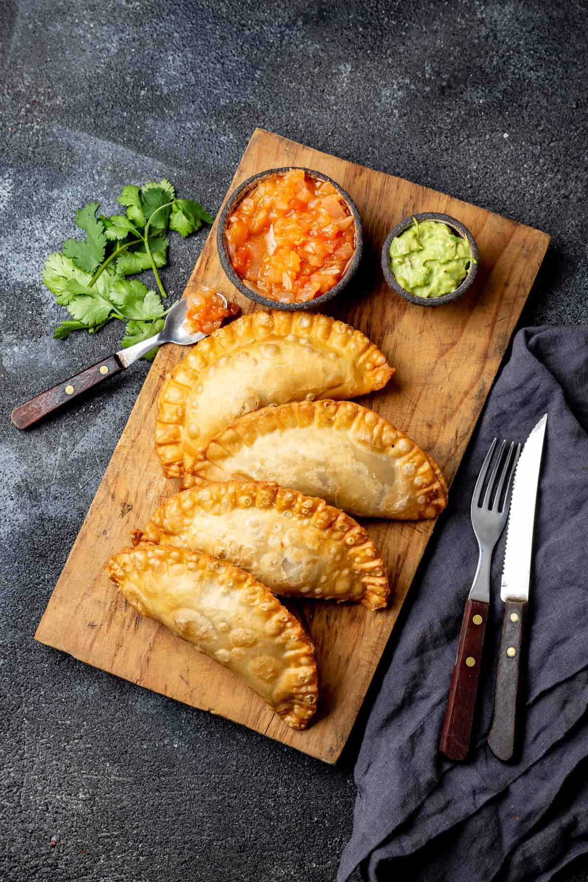 拉丁美洲与番茄和鳄梨酱炒肉馅卷饼。前视图。