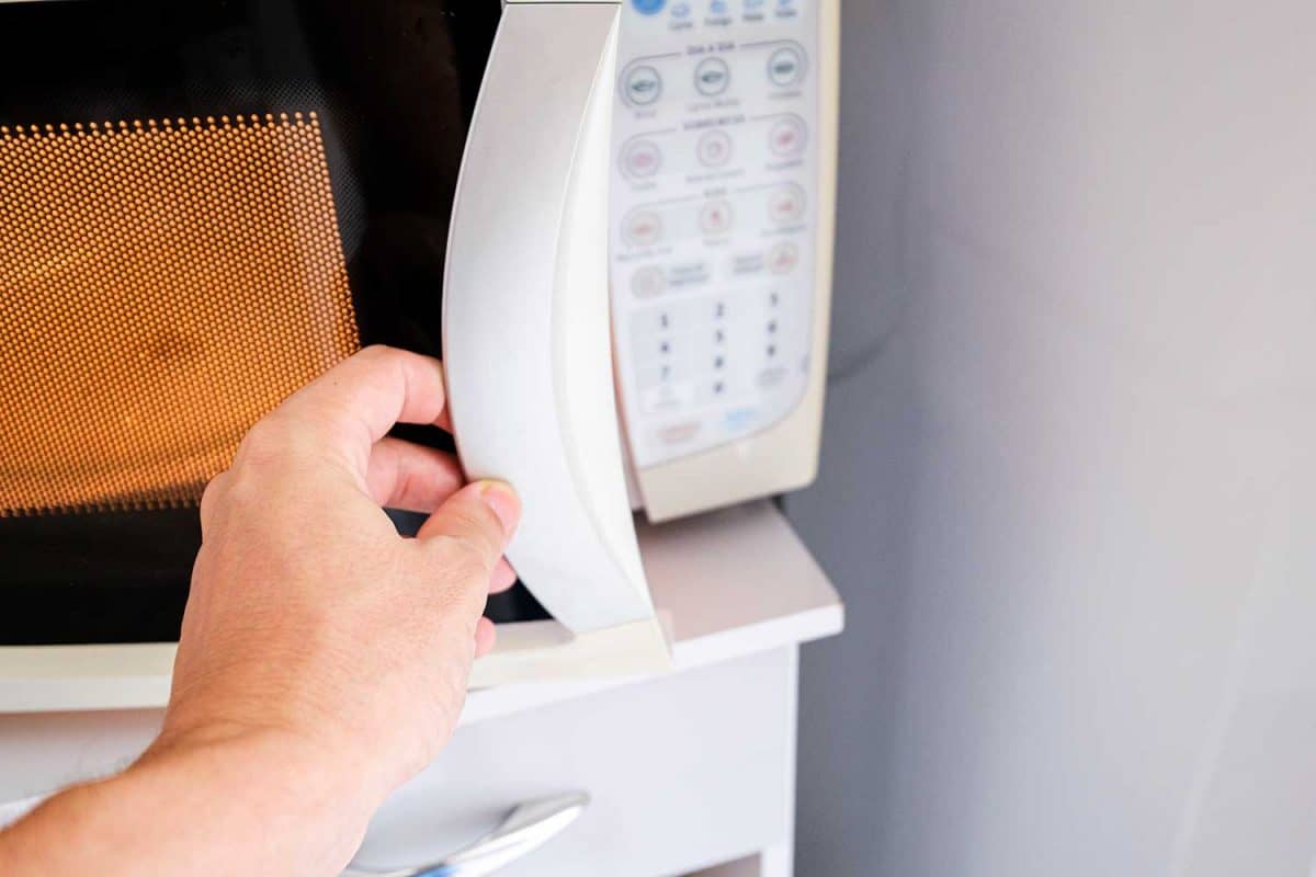 男人打开微波炉的门