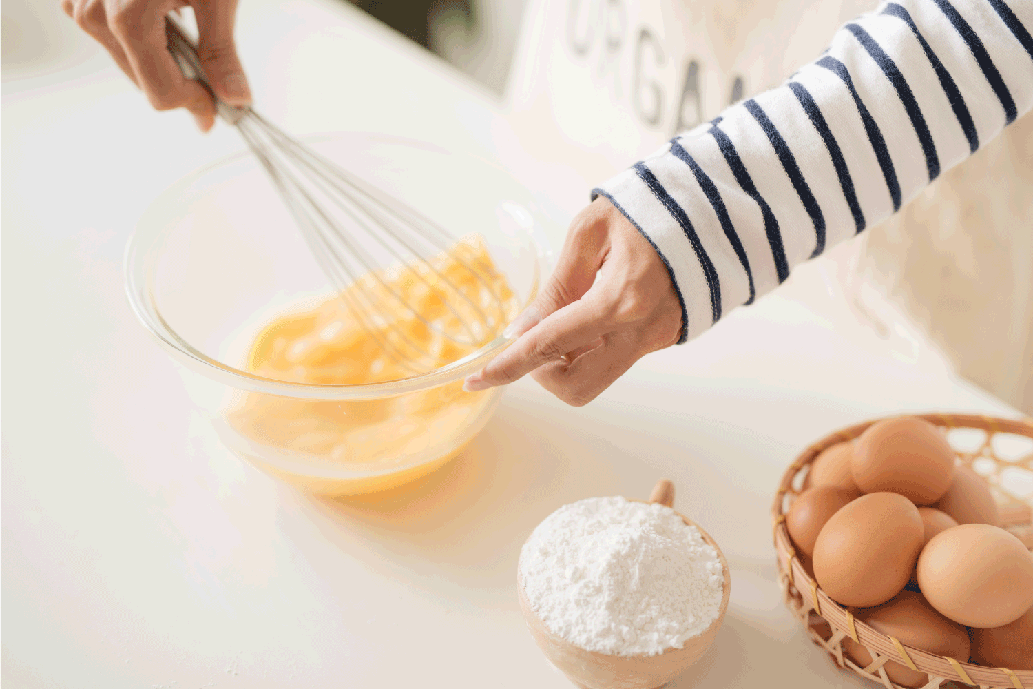 摄影人搅拌鸡蛋食品配方的想法。你应该把鸡蛋在Mac和奶酪
