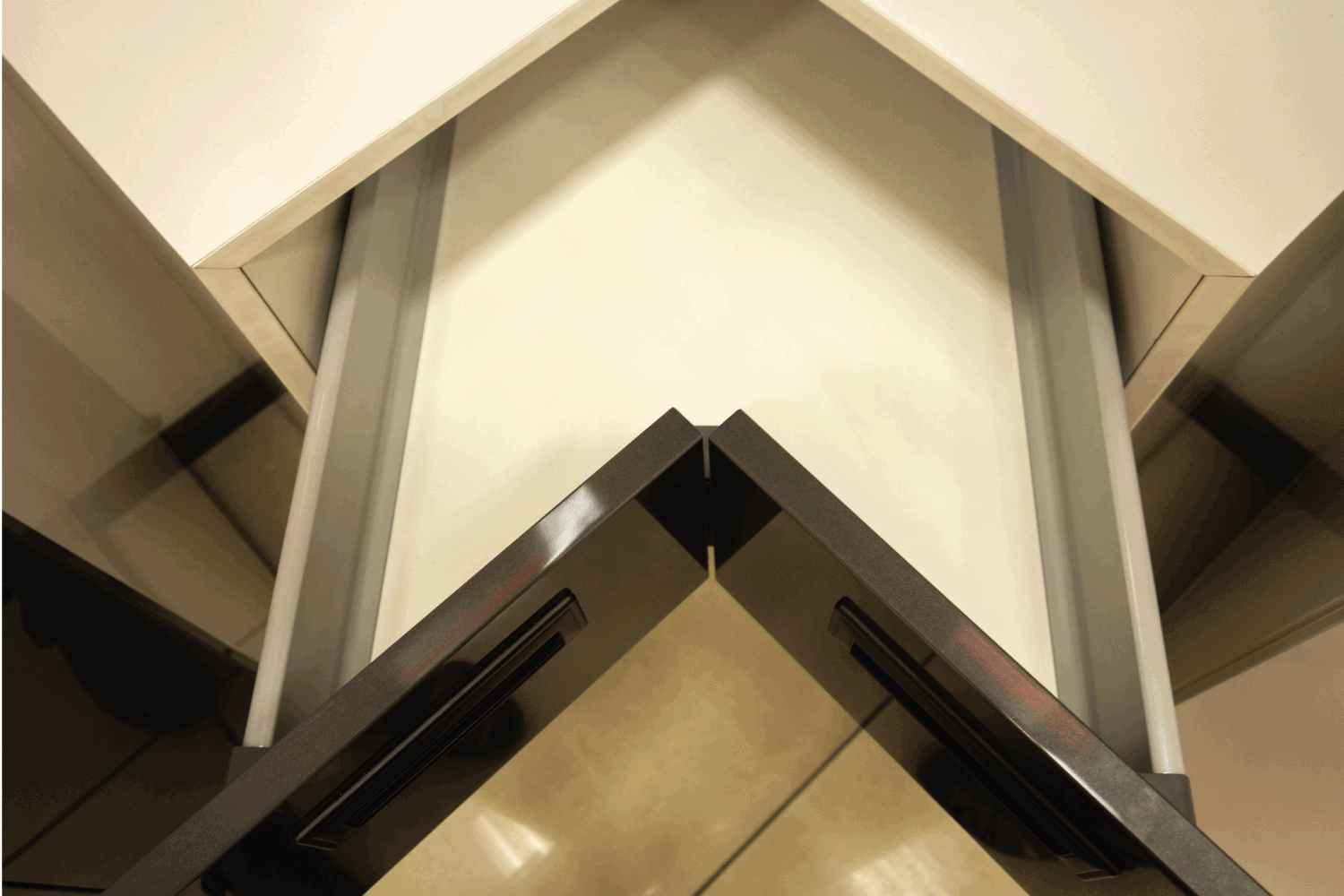 开角抽屉与组织者，理想的解决方案的角落橱柜