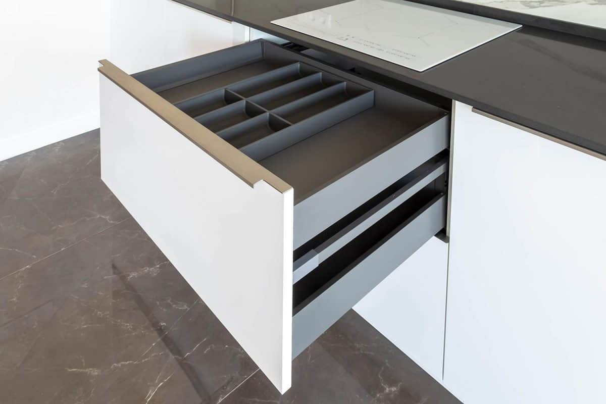 打开厨房抽屉和雷电竞官网网址餐具托盘