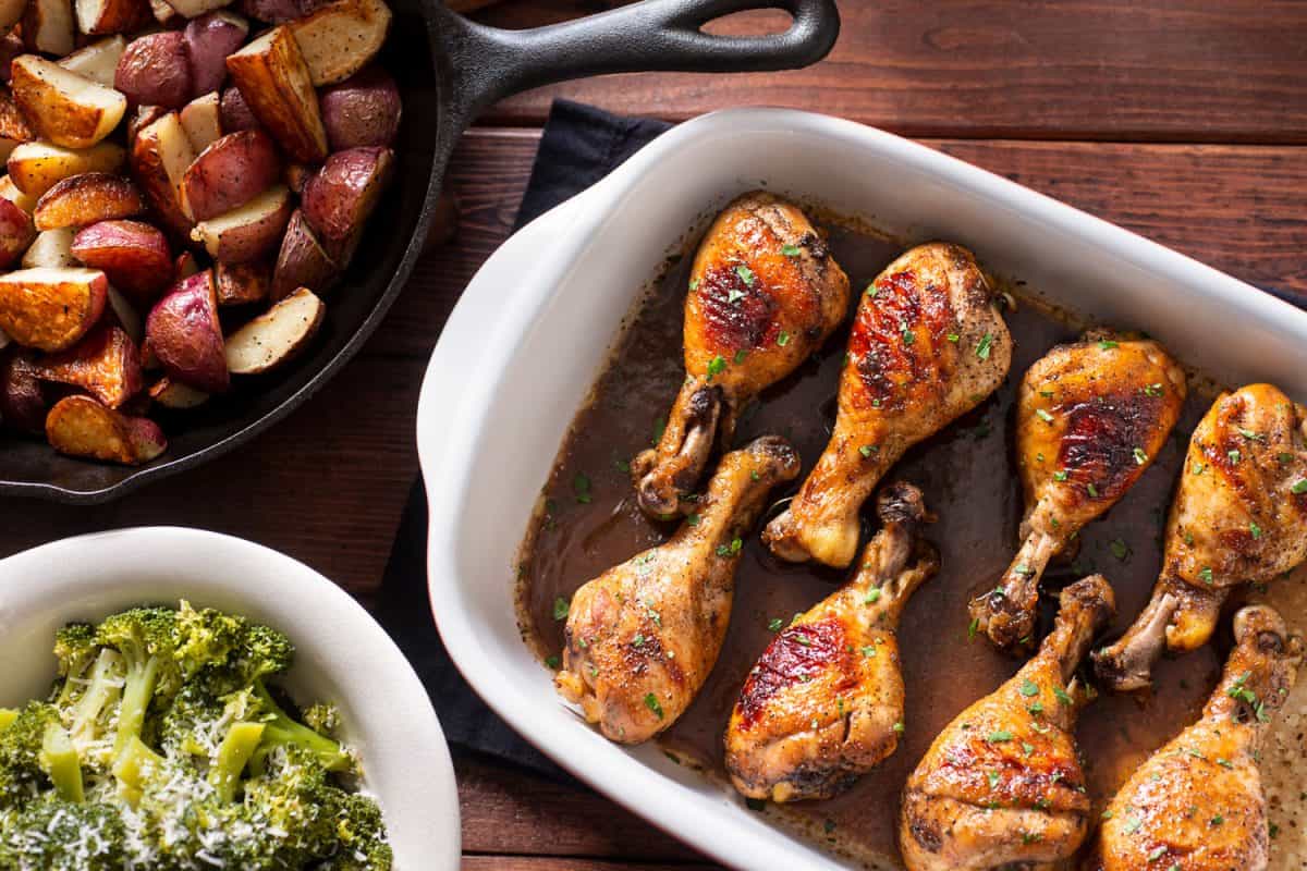 烤箱烤的鸡肉和肉汁与其他菜