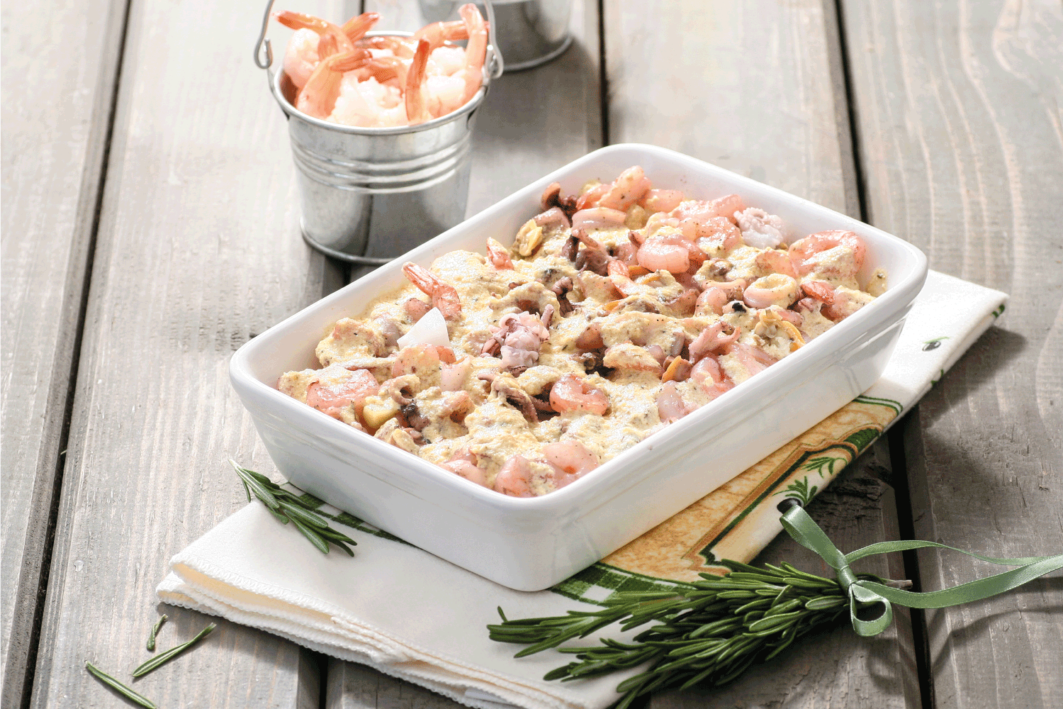 面食和海鲜陶瓷砂锅菜