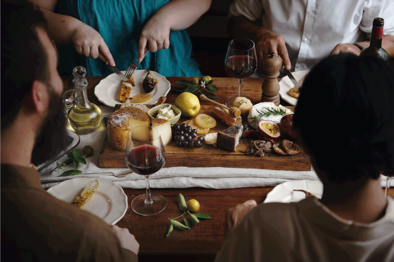 人享受奶酪拼盘的食物