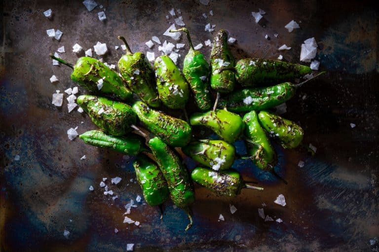 烤del Padron餐前小吃咸是西班牙辣椒、煎辣椒让它热或少辣吗?