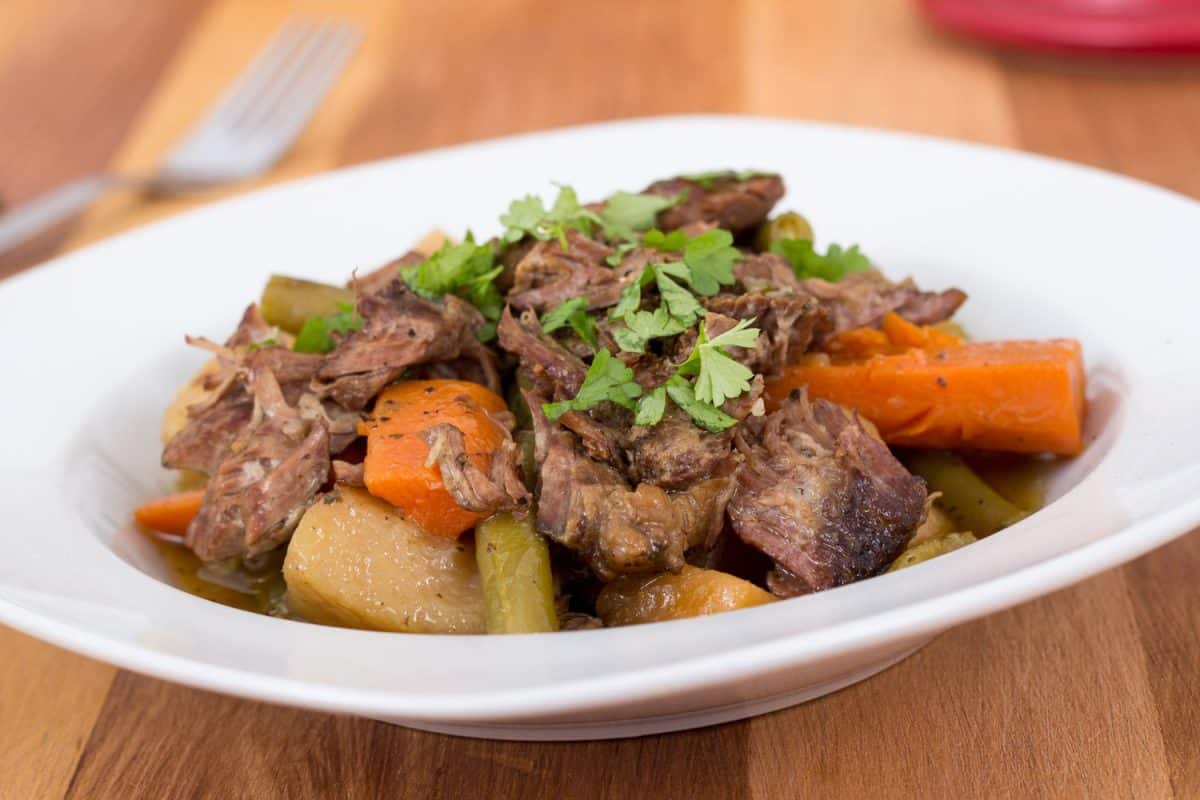 漂亮的和美味的炖肉,胡萝卜和土豆在小碟子