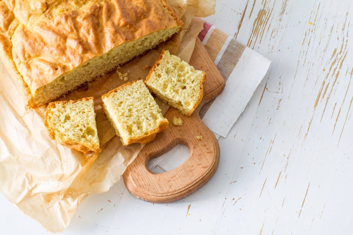 美味的面包片放在砧板